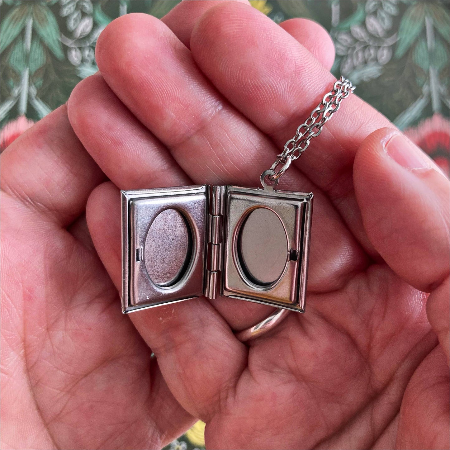 Book Locket Emma - Lilac Filagree