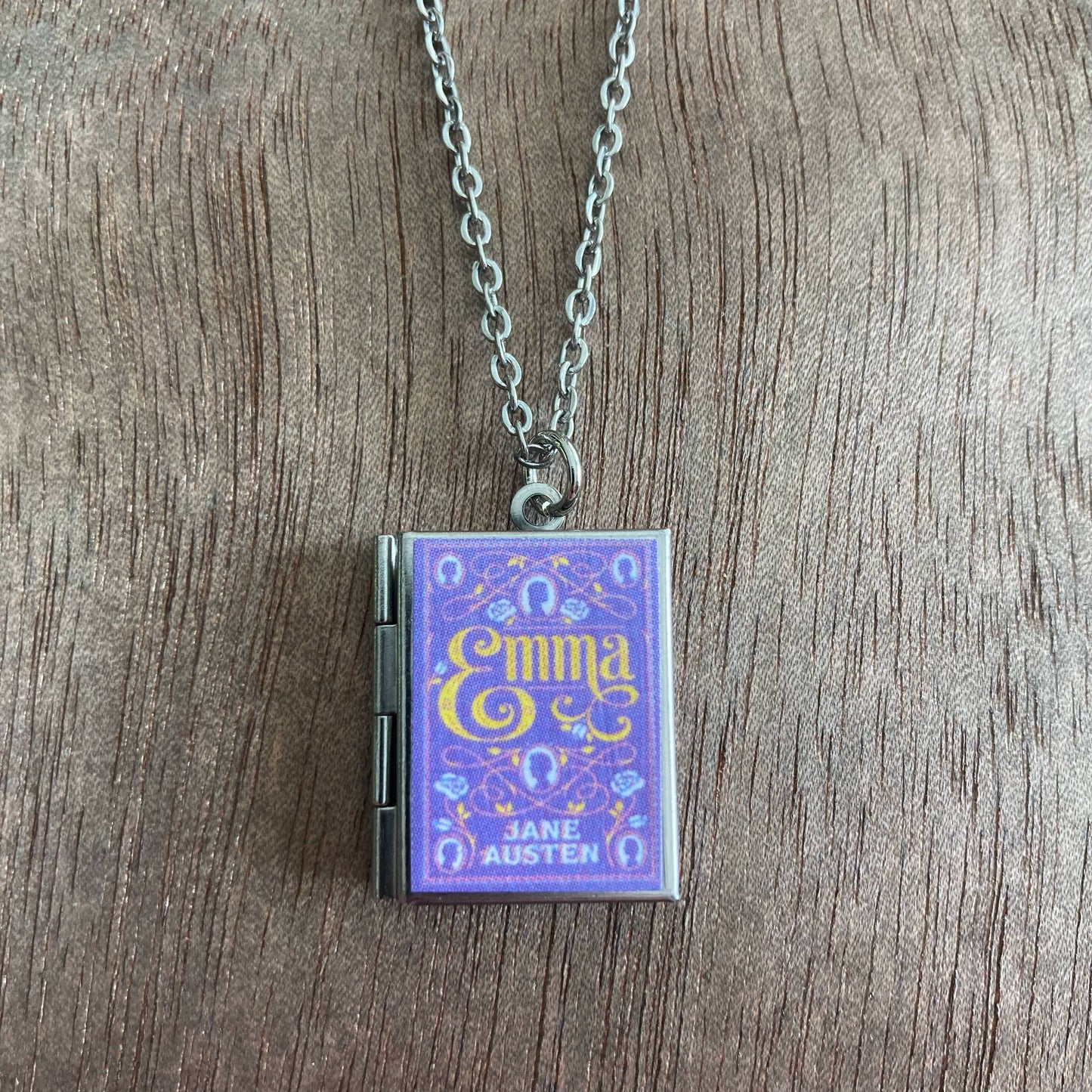 Book Locket Emma - Lilac Filagree